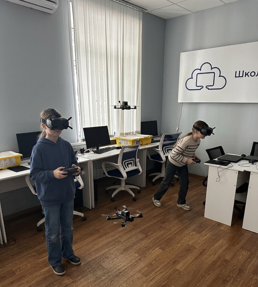 Ребенок в FPV очках управляет коптером